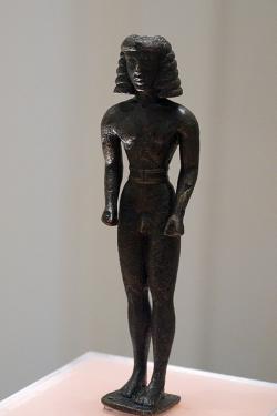 Malý (196 mm) bronzový „kúros“ se širokým opaskem, z Kréty, nalezený v Delfách, v daidalském stylu, 620 před n. l. Archeologické muzeum v Delfách. Kredit: Zde, Wikimedia Commons. Licence CC 4.0.