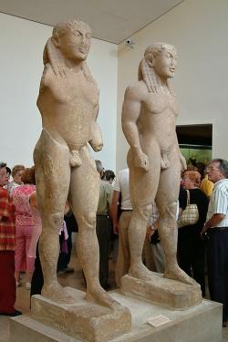 Post-daidalské sousoší: Kleobis a Bitón. Argos, 580 před n. l., nalezeno v Delfách. Archeologické muzeum v Delfách, 467, 1524. Kredit: Zde, Wikimedia Commons. Licence CC 4.0.