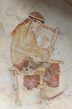 Múza ladí dvě formingy. Detail malby v atickém bílém poháru z Eretrie, Kolem roku 465 před n. l., Hesiod Painter. Louvre, CA 482. Kredit: Jastrow, Wikimedia Commons. Public domain. Múza ladí dvě formingy. Detail malby v atickém bílém poháru z Eretrie, Kolem roku 465 před n. l., Hesiod Painter. Louvre, CA 482. Kredit: Jastrow, Wikimedia Commons. Public domain.