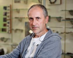 Dariusz Poliński. (Foto: Andrzej Romaňski, Kredit: Nicolaus Copernicus University).

https://portal.umk.pl/pl/article/zatrzymac-demony-w-grobie