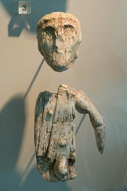 Figurka muže z tzv. šamanského hrobu v Brně, mamutovina. Gravettien, 27 300 let před teď. Snad to prý byla loutka. Pavilon Anthropos, Brno. Kredit: Zde, Wikimedia Commons.