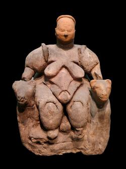 Sedící Velká bohyně z Çatalhöyüku. Neolit, 6000–5500 před n. l, Muzeum anatolských kultur v Ankaře. Kredit: Nevit Dilmen, Wikimedia Commons.