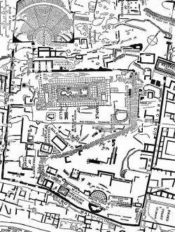 Mapa podstatné části hlavního areálu v Delfách, Encyclopædia Britannica 1911. Kredit: Emery Walker and Cockerell, Wikimedia Commons. Public domain.