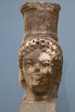 Hlava karyatidy. Mramor, 6. století před n. l. Archeologické muzeum v Delfách. Kredit: Zde, Wikimedia Commons. Licence CC 4.0.