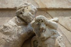 Théseus a Minotauros. Metopa z pokladnice Athéňanů v Delfách, kolem roku 500 před n. l. Archeologické muzeum v Delfách. Kredit: Zde, Wikimedia Commons. Licence CC 4.0.
