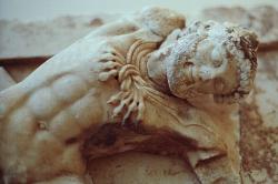 Detail z reliéfu Héraklés a Kerynejská laň. Metopa ze severní strany pokladnice Athéňanů. Archeologické muzeum v Delfách. Kredit: Zde, Wikimedia Commons. Licence CC 4.0.
