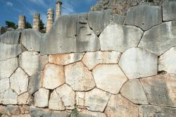Polygonální zeď (548-513 před n. l.) opěrné terasy pro Apollónův chrám v Delfách. Kredit: Zde, Wikimedia Commons. Licence CC 4.0.