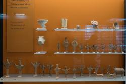 Vitrína s nálezy z Delf z mykénského období (1400-1050 před n. l.) a se dvěma nálezy minojských importů z 15. století před n. l. (vlevo nahoře). Archeologické muzeum v Delfách. Kredit: Zde, Wikimedia Commons. Licence CC 4.0.