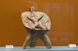 Postava sedící na trojnožce, znak božské moci. Drobná terakota, 1400-1050 před n. l. Archeologické muzeum v Delfách. Kredit: Zde, Wikimedia Commons. Licence CC 4.0.