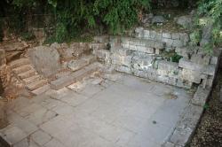 Cisterna u Kastalského pramene, prý z archaické doby. Kredit: Zde, Wikimedia Commons. Licence CC 4.0.