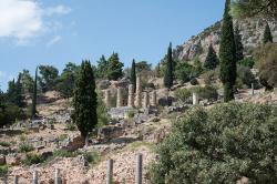 Okolí Apollónova chrámu ze začátku posvátné cesty. Kredit: Zde, Wikimedia Commons. Licence CC 4.0.