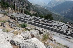 Apollónův chrám v Delfách, většinou 369 až 330 před n. l., stav roku 2020. Pohled z cesty k divadlu. Kredit: Zde, Wikimedia Commons. Licence CC 4.0.