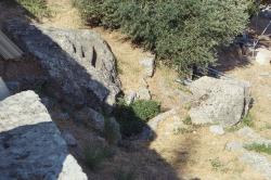 Odtok pramene zpod Apollónova chrámu v Delfách, stav roku 2000. Kredit: Zde, Wikimedia Commons. Licence CC 4.0.