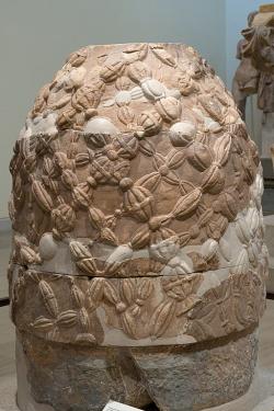 Kamenný omfalos nalezený u akanthového sloupu, nejspíš 330 před n. l. Archeologické muzeum v Delfách, Inv. 8140. Kredit: Zde, Wikimedia Commons. Licence CC 4.0.