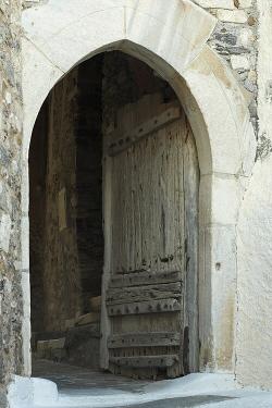 Gotická brána Trani Porta. Uvnitř vpravo je vchod do Benátského muzea. Kredit: Zde, Wikimedia Commons. Licence CC 4.0. Gotická brána Trani Porta. Uvnitř vpravo je vchod do Benátského muzea. Kredit: Zde, Wikimedia Commons. Licence CC 4.0.