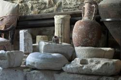 Zátiší archeologa u východu z Benátského muzea. Stavební články a přepravní amfora. Kredit: Zde, Wikimedia Commons. Licence CC 3.0. Zátiší archeologa u východu z Benátského muzea. Stavební články a přepravní amfora. Kredit: Zde, Wikimedia Commons. Licence CC 3.0.