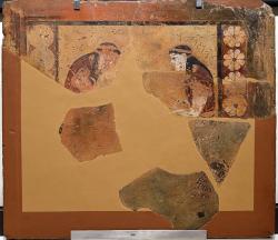 Metopa z dřevěného archaického Apollónova chrámu v Thermon, vysoká 90 cm. Pravděpodobně práce korintských řemeslníků z místního materiálu, je malovaná stejnou technikou, jaká se používá na vázách. Asi 6. století před n. l. Národní archeologické muzeum v Athénách 13410. Kredit: Zde, Wikimedia Commons. Licence CC 4.0. Metopa z dřevěného archaického Apollónova chrámu v Thermon, vysoká 90 cm. Pravděpodobně práce korintských řemeslníků z místního materiálu, je malovaná stejnou technikou, jaká se používá na vázách. Asi 6. století před n. l. Národní archeologické muzeum v Athénách 13410. Kredit: Zde, Wikimedia Commons. Licence CC 4.0.