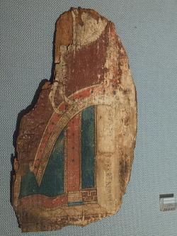 Malba na dřevě nalezená v jeskyni u obce Pitsa nedaleko Sikyónu, 540-500 před n. l. NAMA 16465. Zlomek desky široký 14 cm a vysoký 23,3 cm. Kredit: Zde, Wikimedia Commons. Licence CC 4.0. Malba na dřevě nalezená v jeskyni u obce Pitsa nedaleko Sikyónu, 540-500 před n. l. NAMA 16465. Zlomek desky široký 14 cm a vysoký 23,3 cm. Kredit: Zde, Wikimedia Commons. Licence CC 4.0.