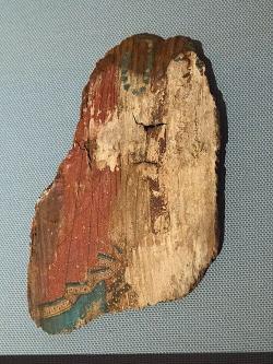 Malba na dřevě z jeskyně u obce Pitsa nedaleko Sikyónu, 525-500 před n. l. Zlomek desky s drapérií, široký 16,6 cm a vysoký 25 cm. NAMA 16466. Kredit: Zde, Wikimedia Commons. Licence CC 4.0. Malba na dřevě z jeskyně u obce Pitsa nedaleko Sikyónu, 525-500 před n. l. Zlomek desky s drapérií, široký 16,6 cm a vysoký 25 cm. NAMA 16466. Kredit: Zde, Wikimedia Commons. Licence CC 4.0.