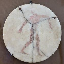 Mramorový disk, na kterém je diskobolos namalovaný červeně, vlasy měl zlaté, 450 před n. l. Archeologické muzeum na Paru, A1168. Kredit: Zde, Wikimedia Commons. Licence CC 4.0. Mramorový disk, na kterém je diskobolos namalovaný červeně, vlasy měl zlaté, 450 před n. l. Archeologické muzeum na Paru, A1168. Kredit: Zde, Wikimedia Commons. Licence CC 4.0.
