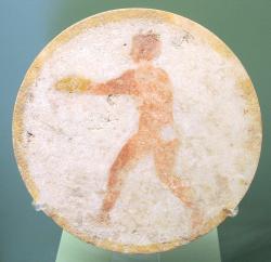 Mramorový disk s vyobrazením mladého diskobola. Z hrobu z let 450 až 425 před n. l. Archeologické muzeum na Rhodu, T472. Kredit: Sailko, Wikimedia Commons. Licence CC 3.0. Mramorový disk s vyobrazením mladého diskobola. Z hrobu z let 450 až 425 před n. l. Archeologické muzeum na Rhodu, T472. Kredit: Sailko, Wikimedia Commons. Licence CC 3.0.