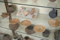 Mušle, opracované mramory a nádoby, raně kykladské. Drios na Paru a ostrov Despotikon (Moschos), EC I/II, 3200 až 2400 před n. l. Archeologické muzeum na Paru. Kredit: Zde, Wikimedia Commons. Licence CC 4.0.