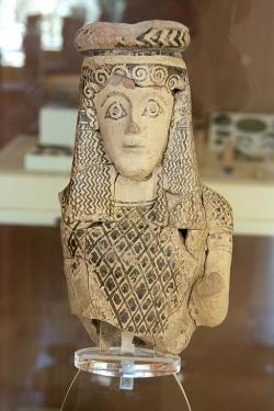 Torzo ženské postavy, spirály ve vlasech. Daidalská drobná terakota s prvky geometrického stylu. Archeologické muzeum na Paru. Kredit: Zde, Wikimedia Commons. Licence CC 4.0.