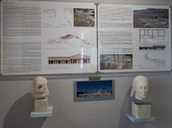 Apollónova svatyně ostrova Despotiko, popis a hlavy soch. Archeologické muzeum na Paru, místnost B. Kredit: Zde, Wikimedia Commons. Licence CC 4.0.