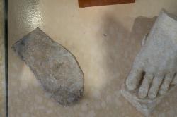 Olověná deska k usnadnění pevného umístění sochy na podstavec. Archeologické muzeum na Paru, místnost B. Kredit: Zde, Wikimedia Commons. Licence CC 4.0.