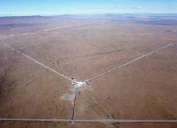 Detektor LIGO v lokalitě Hanford ve státě Washington. Zdroj: https://cdn.britannica.com/