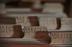 Použití Mezinárodního desetinného třídění v předmětném katalogu knihovny. Kredit: M0tty, Wikimedia Commons. Licence CC 4.0.