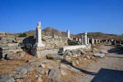 Stoibadeion na Délu, v pozadí hora Kynthos. Kredit: Zde, Wikimedia Commons. Licence CC 4.0.