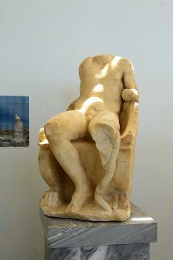 Dionýsos sedí na trůně poněkud ležérně, kolem roku 100 před n. l. Archeologické muzeum na Délu, A 4121. Kredit: Zde, Wikimedia Commons. Licence CC 4.0.
