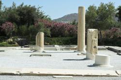 Dionýsův chrám, v pozadí hestia (krb) a adyton. Ýria na Naxu. Kredit: Zde, Wikimedia Commons. Licence CC 4.0.