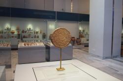 Disk z Faistu vystavený v jednom ze sálů Archeologického muzea v Irakliu. Kredit: C messier, Wikimedia Commons. Licence CC 3.0.