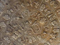 Disk z Faistu, detail ze strany B. Kredit: Zde, Wikimedia Commons. Licence CC 4.0.