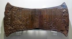 Dvojitá sekera (labrys) z jeskyně u Arkalochori, s nápisem, snad prý vyrytým, 17. století před n. l. Archeologické muzeum v Irakliu, X2416. Kredit: Olaf Tausch, Wikimedia Commons. Licence CC 3.0.