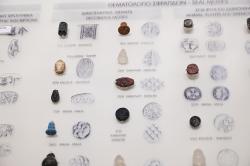 Miniaturní pečetní razítka krétské provenience, 1900–1700 před n. l. Archeologické muzeum v Irakliu. Kredit: Zde, Wikimedia Commons. Licence CC 4.0.