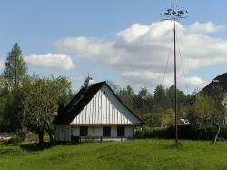 Rodný dům Václava Divíška v Žamberku, vedle je přistavěna kopie „meteorologického stroje“. Kredit: Bohemianroots, Wikimedia Commons. Licence CC 3.0.