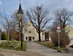 Kostel sv. Markéty (13. až 19. století) a památník (1936) Prokopa Diviše v Příměticích, dnes předměstí Znojma. Kredit: Palickap, Wikimedia Commons. Licence CC