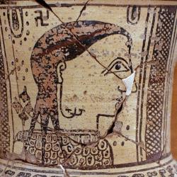 Dívka s náušnicí zakotvenou také ve tváři. Mélská amfora z Diovy svatyně na vrcholu Kynthu na Délu, 620-600 před n. l. Archeologické muzeum na Délu. Kredit: Zde, Wikimedia Commons. Licence CC 3.0.