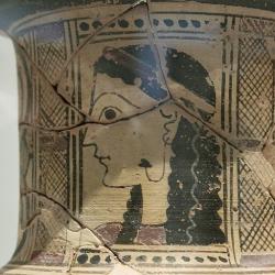 Parská dívka s náušnicí, 7. až 6. století před n. l. Archeologické muzeum na Mykonu, IA 518. Kredit: Zde, Wikimedia Commons. Licence CC 4.0.