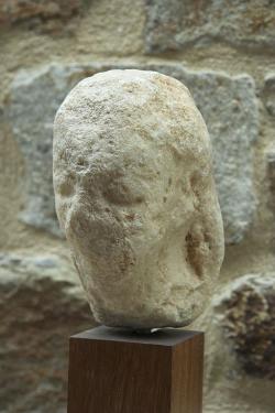 Erodovaná hlava dívky s náušnicí, mramor, kolem roku 550 před n. l. Archeologické muzeum Démétria v Gyroulas u Sangri, Naxos. Kredit: Zde, Wikimedia Commons. Licence CC 4.0.