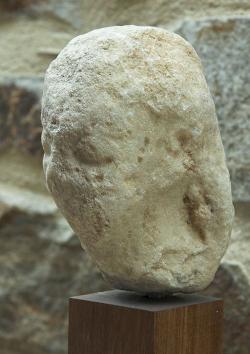 Erodovaná hlava dívky s náušnicí, mramor, kolem roku 550 před n. l. Archeologické muzeum Démétria v Gyroulas u Sangri, Naxos. Kredit: Zde, Wikimedia Commons. Licence CC 4.0.