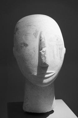 Hlava velkého kykladského idolu z Amorgu. Kykladská raná doba bronzová, 2800-2300 před n. l. Národní archeologické muzeum v Athénách 3909. Kredit: Zde, Wikimedia Commons. Licence CC 4.0.