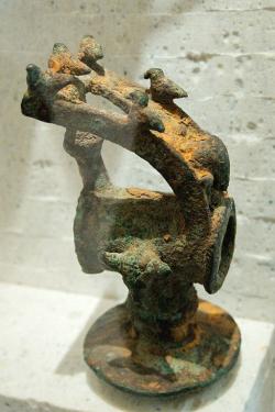Obřadní kladivo z Dódóny. Bronz, 7. století př. n. l. Louvre, Br 1183. Kredit: Jastrow, Wikimedia Commons. Licence CC 3.0.