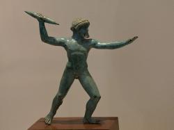 Zeus s bleskometem. Nález z Diovy svatyně Dódóně. Drobný bronz, 470 před n. l. Altes Museum Berlin, Misc. 10561. Kredit: Zde, Wikimedia Commons. Licence CC 4.0.
