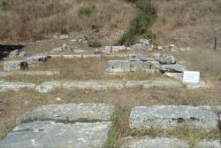 Základy chrámku bohyně Themis v Dódóně, 300 až 250 před n. l. Vedle zbytky křesťanské basiliky. Kredit: Zde, Wikimedia Commons. Licence CC 4.0.