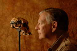 Donald Johanson s modelem lebky australopitéka. Foto: Julesasu, volné dílo.