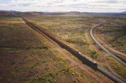 Nekonečné vlaky v australské pustině by měly zezelenat. Kredit: Fortescue Metal Group.